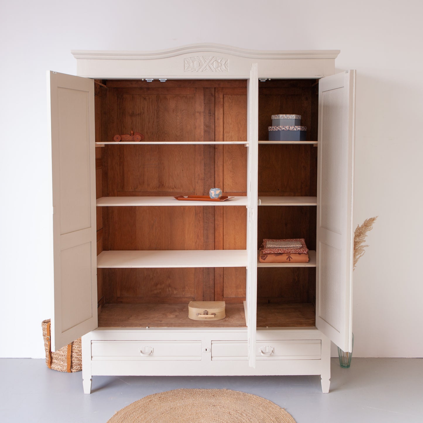 Vintage kast met prachtig houtnsijwerk
