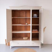 Afbeelding in Gallery-weergave laden, Vintage kast met prachtig houtnsijwerk