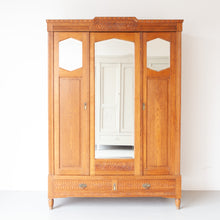 Afbeelding in Gallery-weergave laden, Vintage kast met prachtig houtnsijwerk