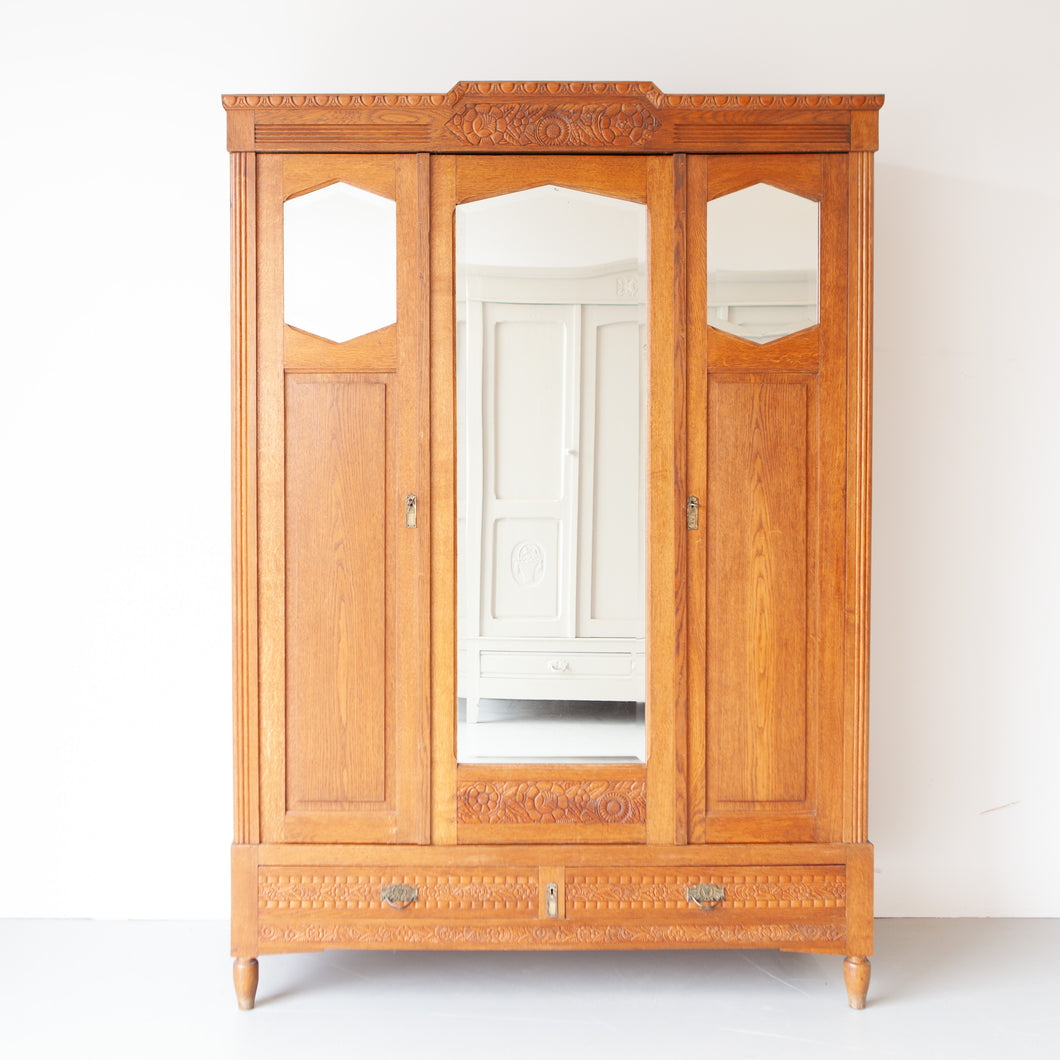 Vintage kast met prachtig houtnsijwerk