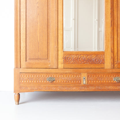 Vintage kast met prachtig houtnsijwerk