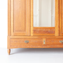 Afbeelding in Gallery-weergave laden, Vintage kast met prachtig houtnsijwerk