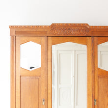 Afbeelding in Gallery-weergave laden, Vintage kast met prachtig houtnsijwerk