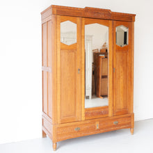 Afbeelding in Gallery-weergave laden, Vintage kast met prachtig houtnsijwerk