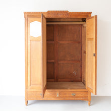 Afbeelding in Gallery-weergave laden, Vintage kast met prachtig houtnsijwerk