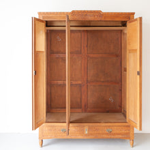 Afbeelding in Gallery-weergave laden, Vintage kast met prachtig houtnsijwerk