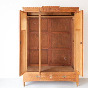 Vintage kast met prachtig houtnsijwerk