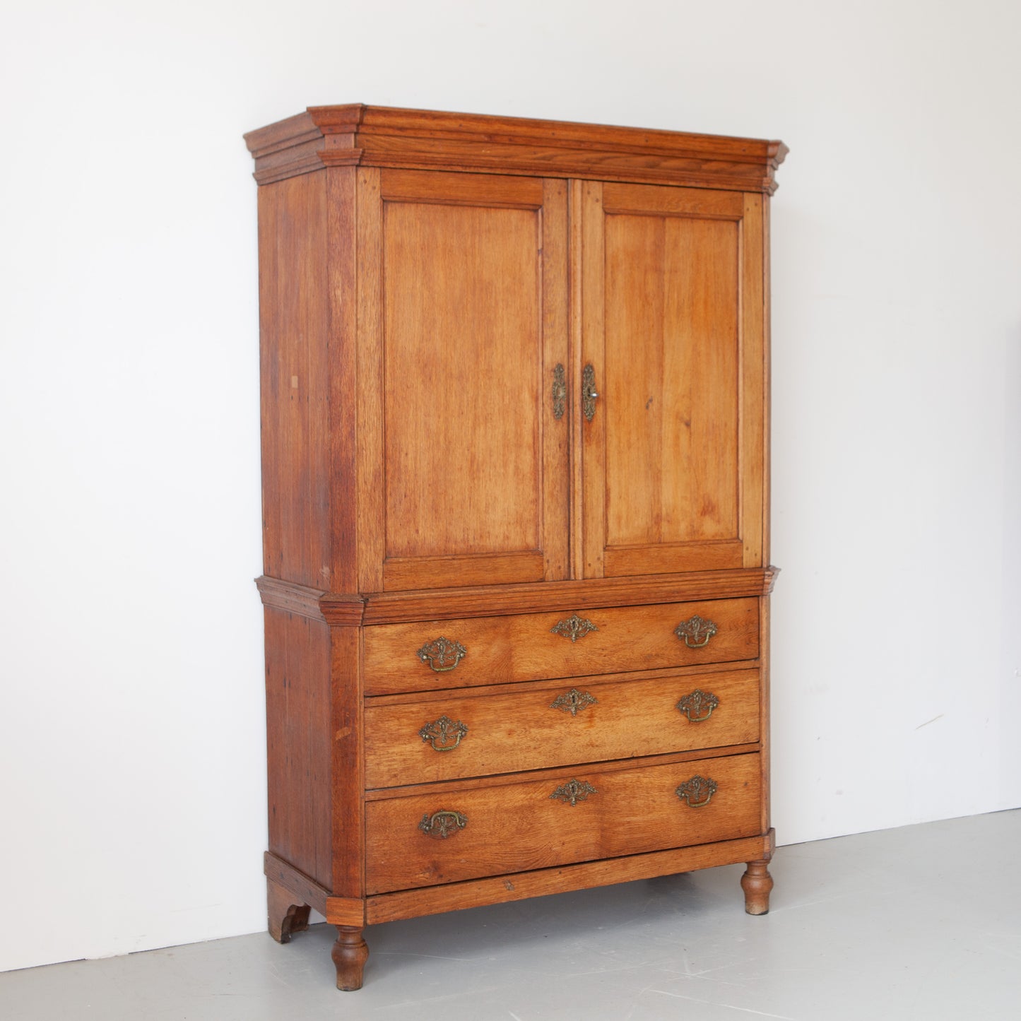 Demontabele kast met lades en deurtjes