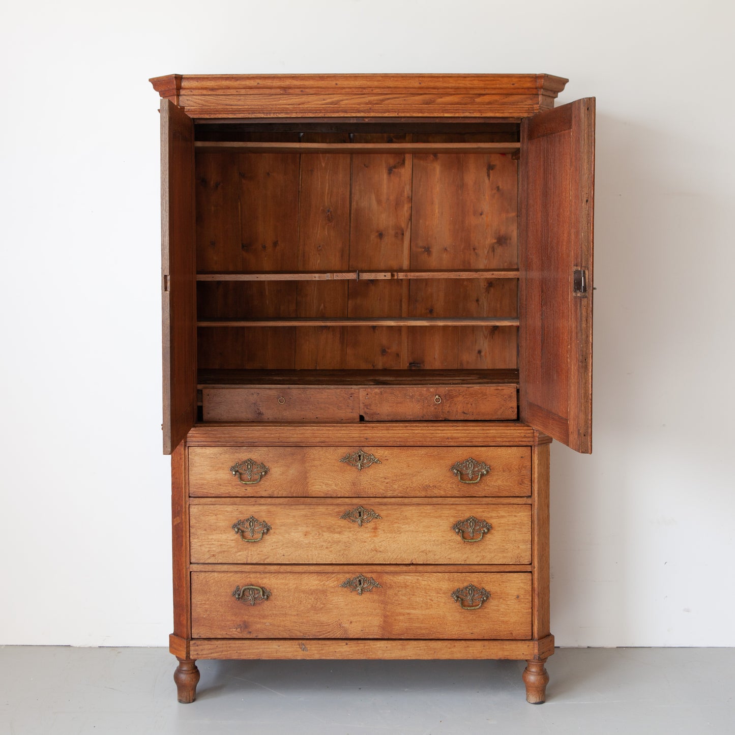 Demontabele kast met lades en deurtjes