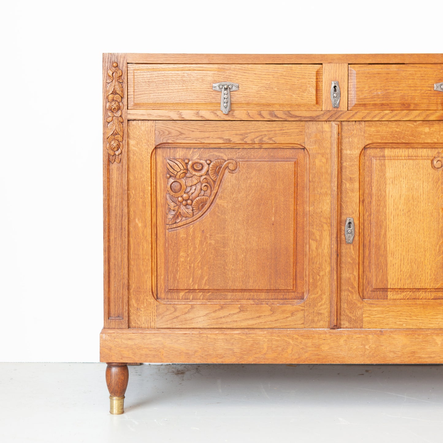 Sierlijke eikenhouten commode