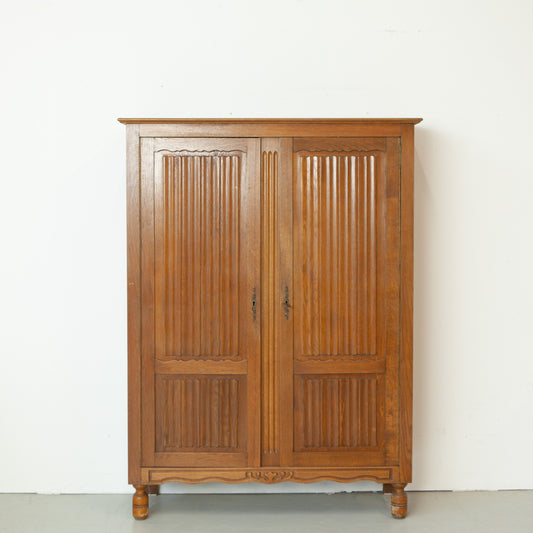 Hoge vintage meidenkast