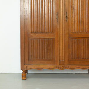Hoge vintage meidenkast