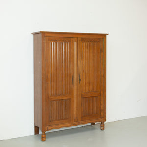 Hoge vintage meidenkast