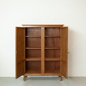 Hoge vintage meidenkast