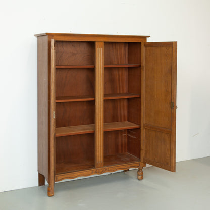 Hoge vintage meidenkast