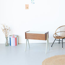 Afbeelding in Gallery-weergave laden, Vintage klepkastje