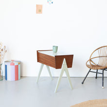 Afbeelding in Gallery-weergave laden, Vintage klepkastje