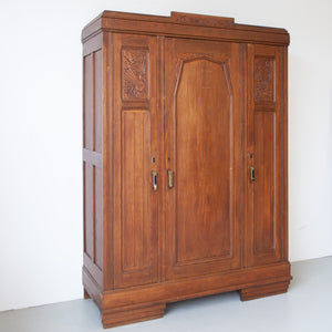 Vintage driedeurs kast met prachtig houtsnijwerk