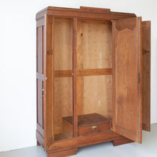 Afbeelding in Gallery-weergave laden, Vintage driedeurs kast met prachtig houtsnijwerk