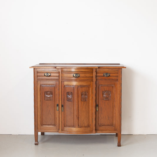 Eikenhouten commode met drie deurtjes