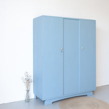 Afbeelding in Gallery-weergave laden, Retro kast met drie deuren