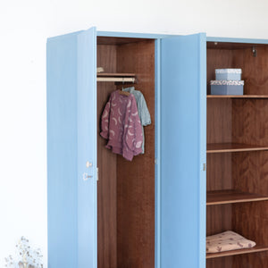 Retro kast met drie deuren