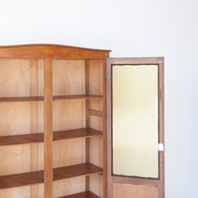 Afbeelding in Gallery-weergave laden, Vintage kast met ruitjes