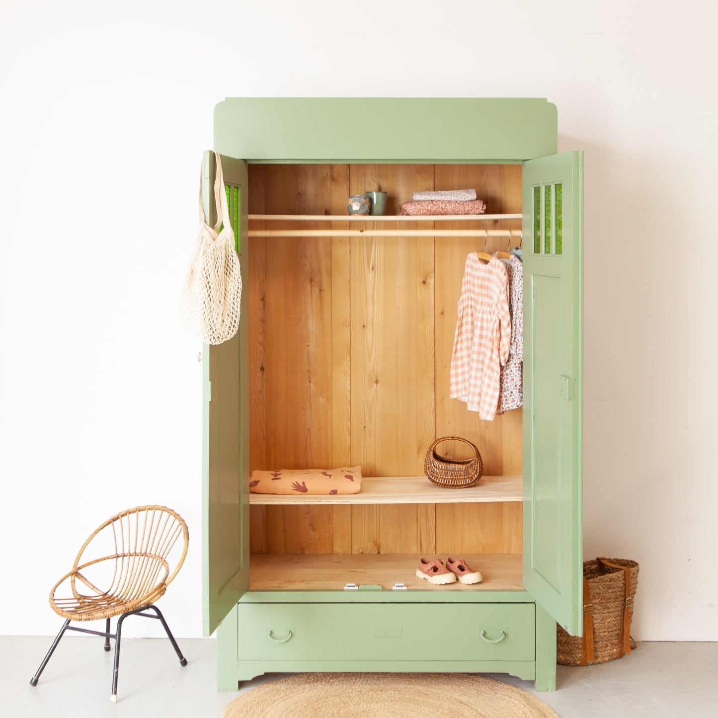 Groene tweedeurs kast