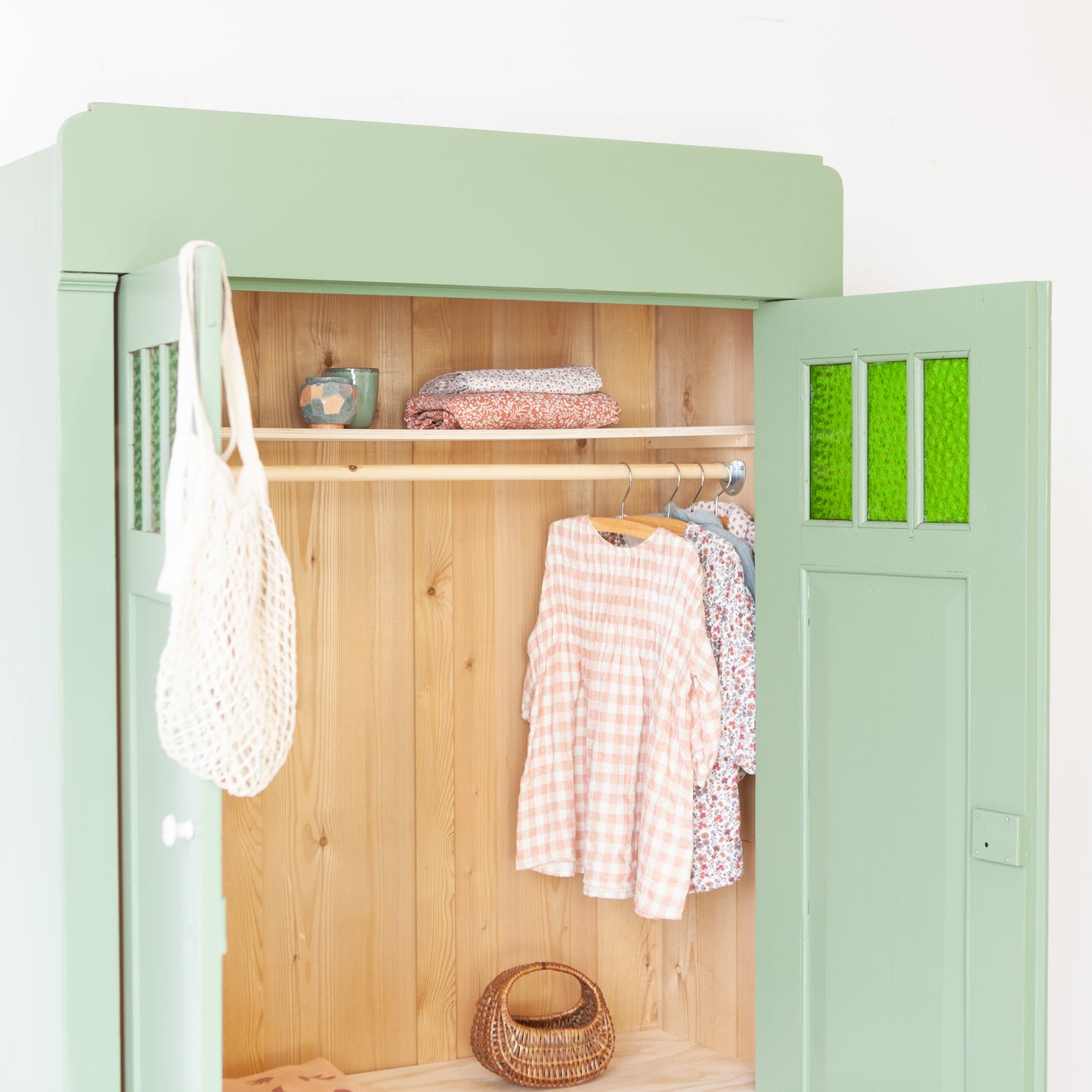 Groene tweedeurs kast