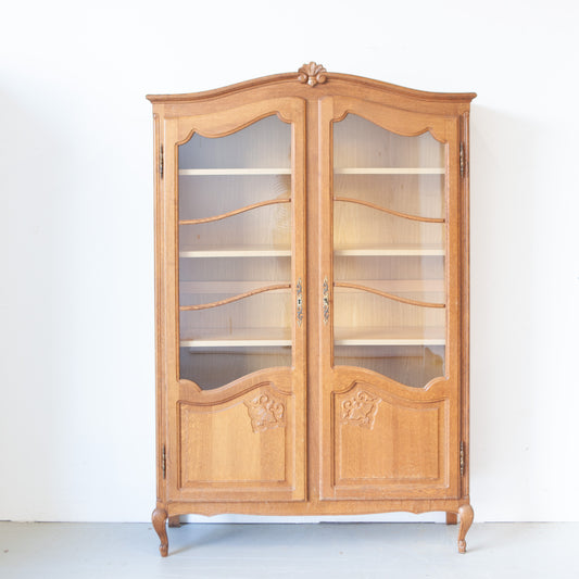 Sierlijke vintage kast met ruitjes