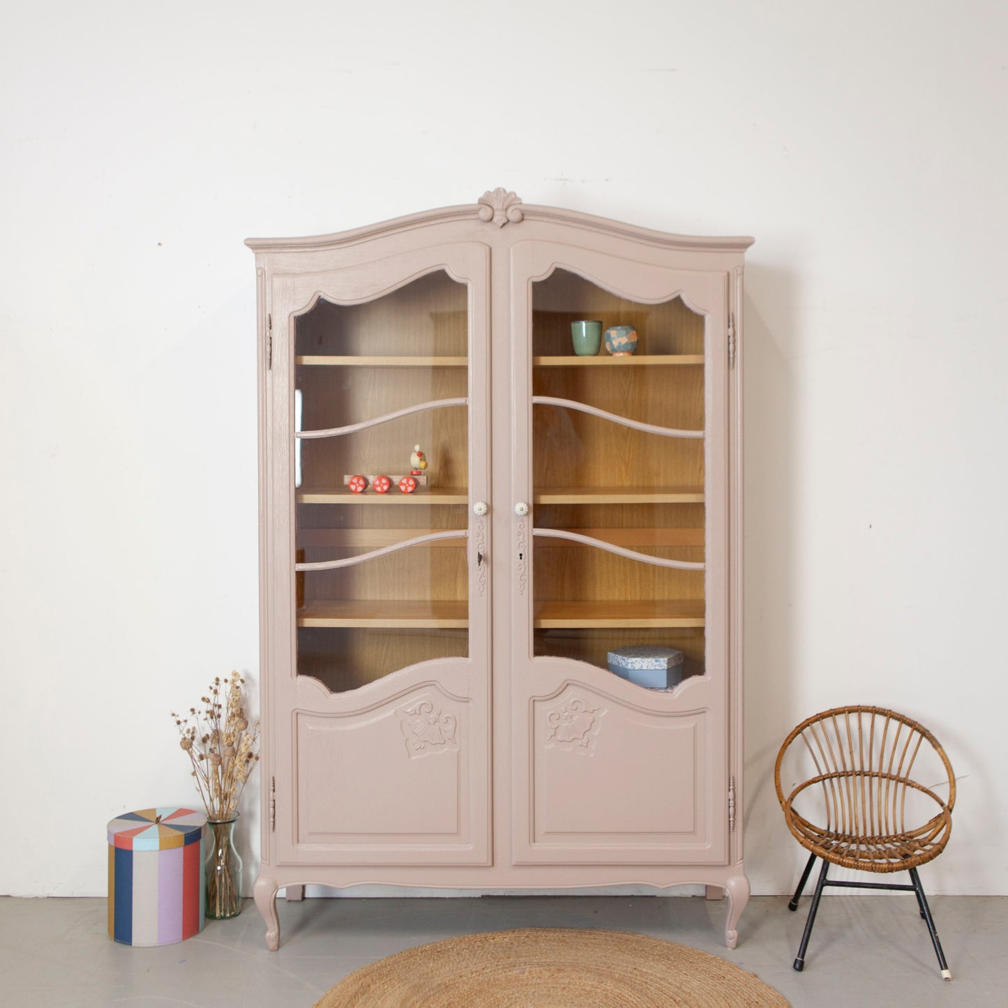 Sierlijke kast met ruitjes