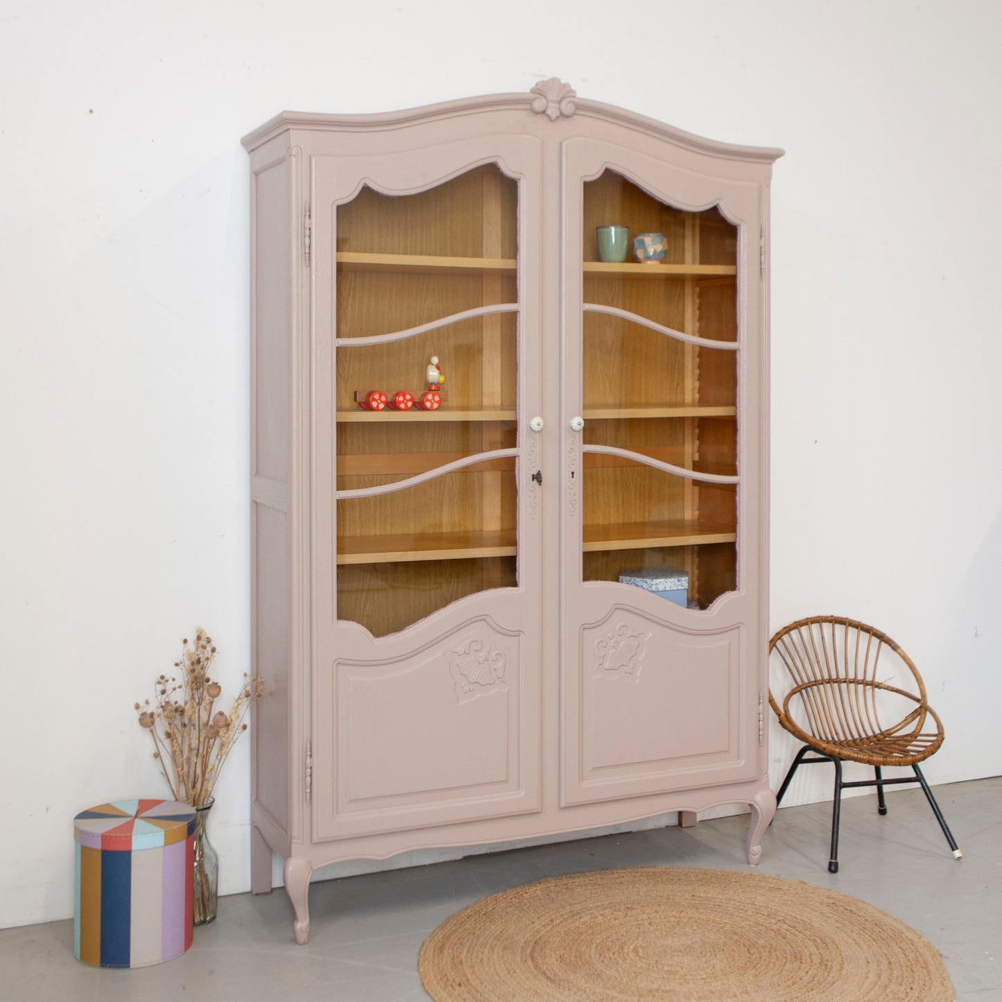 Sierlijke kast met ruitjes