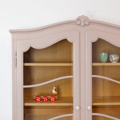 Sierlijke kast met ruitjes