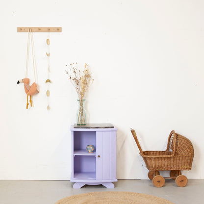 Vintage kastje met marmeren blad