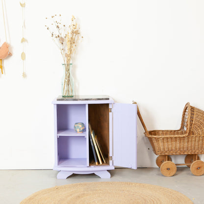 Vintage kastje met marmeren blad