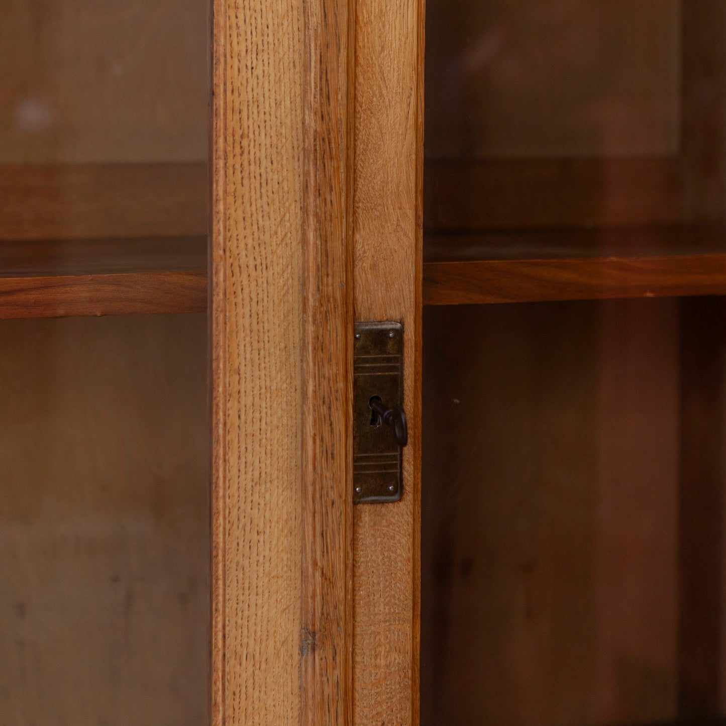 Prachtige vintage kast met ruitjes