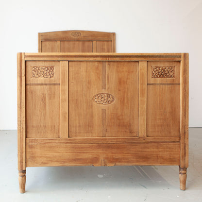 Eikenhouten ledikant met nachtkastje