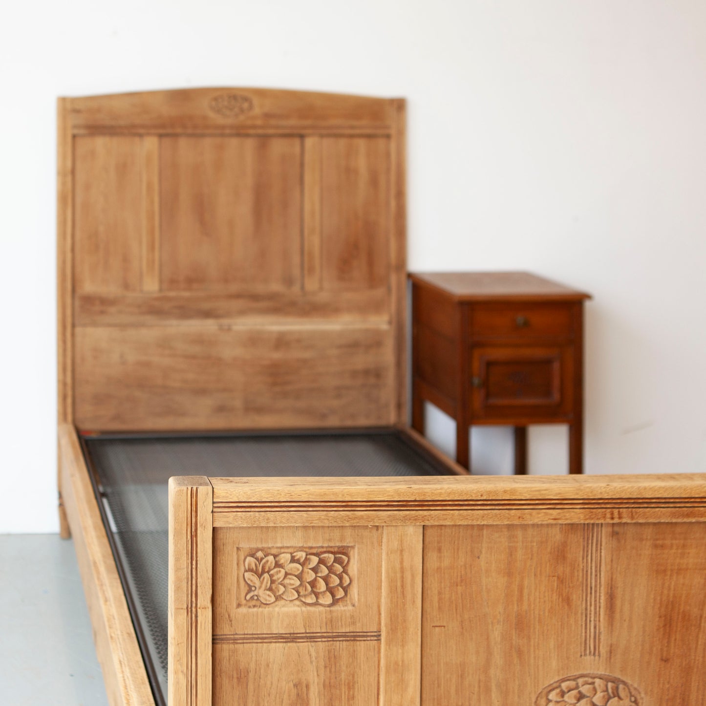 Eikenhouten ledikant met nachtkastje