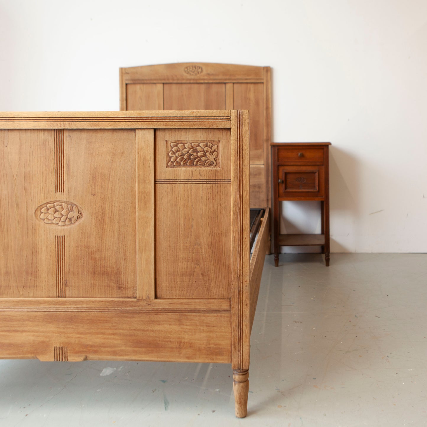 Eikenhouten ledikant met nachtkastje