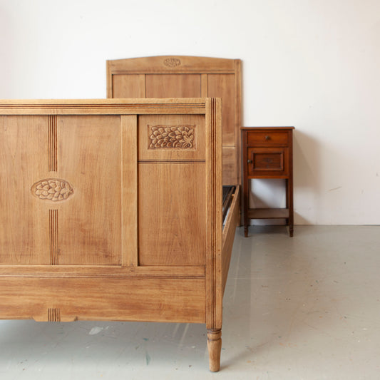 Eikenhouten ledikant met nachtkastje