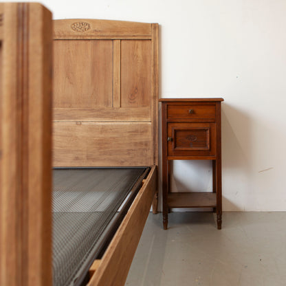 Eikenhouten ledikant met nachtkastje