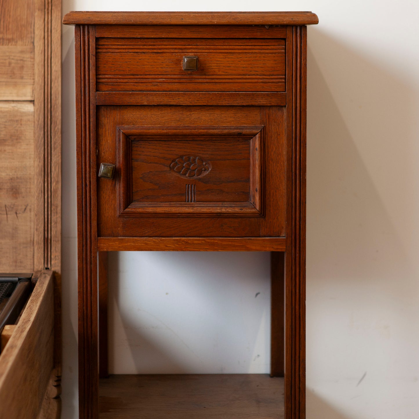 Eikenhouten ledikant met nachtkastje