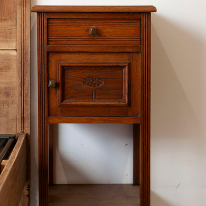 Eikenhouten ledikant met nachtkastje