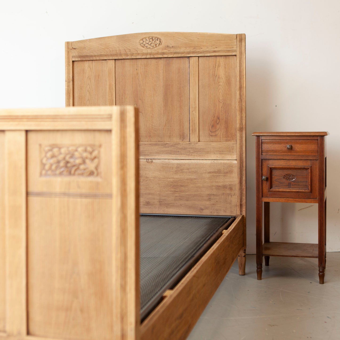 Eikenhouten ledikant met nachtkastje