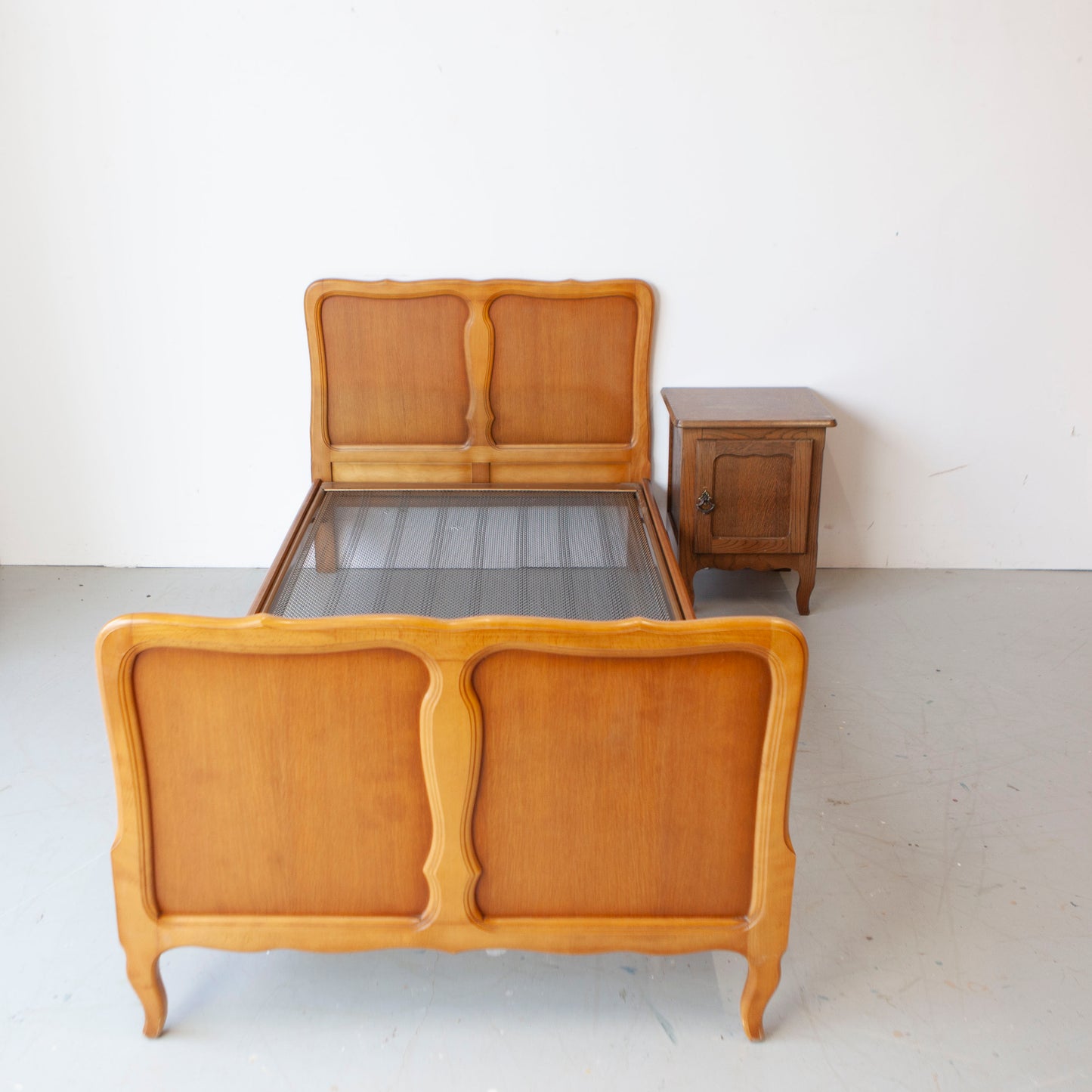 Vintage eenpersoons bed met nachtkastje