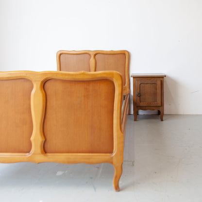 Vintage eenpersoons bed met nachtkastje