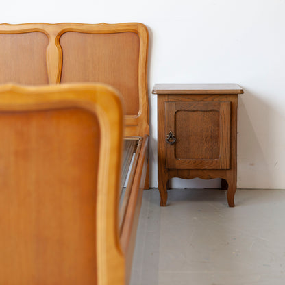 Vintage eenpersoons bed met nachtkastje