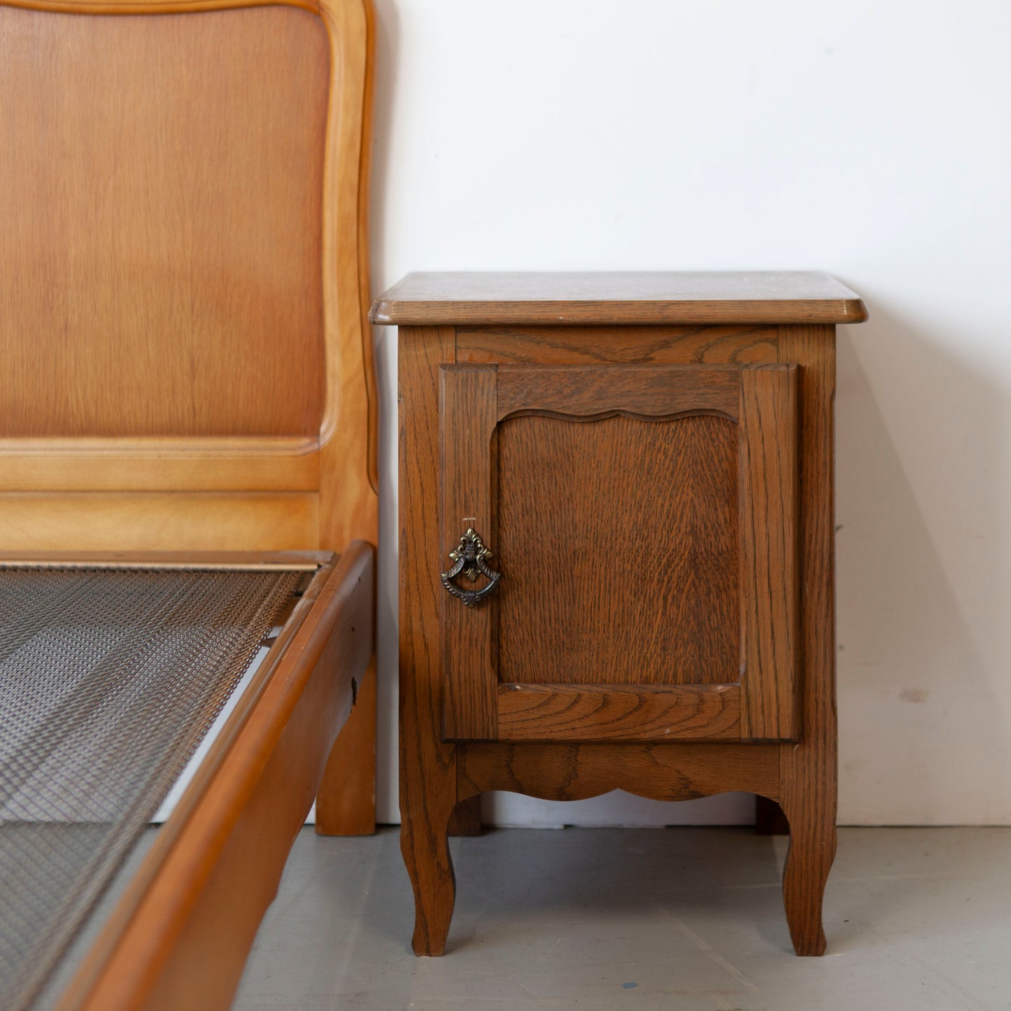 Vintage eenpersoons bed met nachtkastje