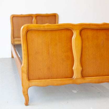 Vintage eenpersoons bed met nachtkastje