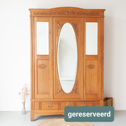 Opgeknapte sierlijke demontabele spiegelkast